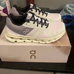 On cloud cloud runner in color frost aloe!